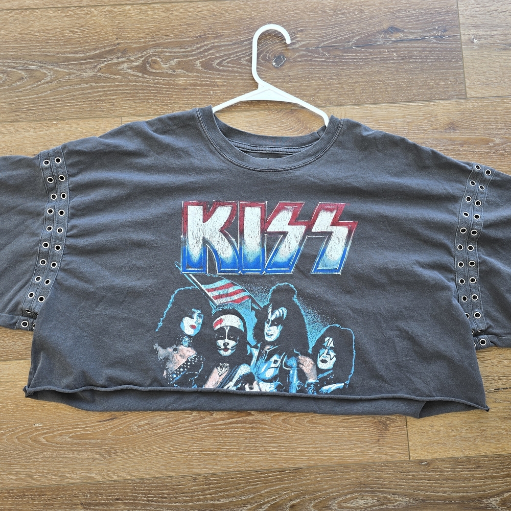 Kiss Cropped Graphic Tee in Charcoal with Red & Blue Logo